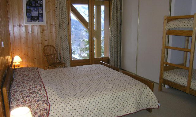 Double bedroom with bunk beds in Chalet Vent de Galerne in Meribel