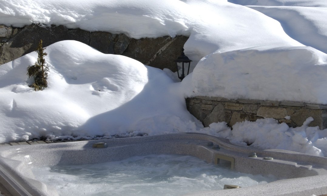 The outdoor hot tub in Luxury Chalet Brioche