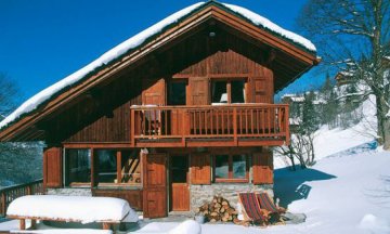 Chalet Bambis in the snow beside the piste