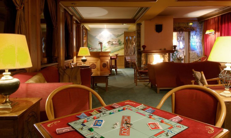 Games of monoploy in Chalet Hotel Alba