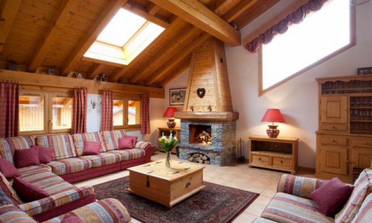 Chalet Telekie lounge with roaring fire