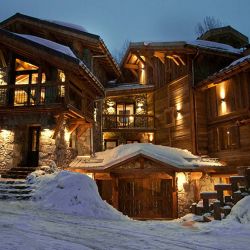 Chalet Benjamin at night