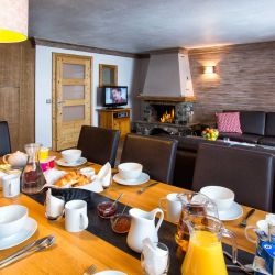 Chalet Caribou Living Room/Dining Room