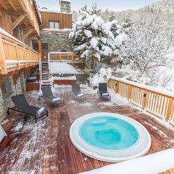 Chalet Iona Outdoor Hot Tub
