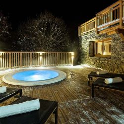 Chalet Iona Outdoor Hot Tub