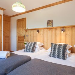 A Twin bedroom in Chalet Covie Meribel Les Allues