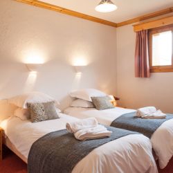 A Twin bedroom in Chalet Covie Meribel Les Allues