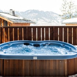 Chalet Attila outdoor hot tub