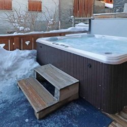 Chalet Les Cabris Outdoor Hot Tub