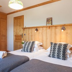 A Twin bedroom in Chalet Covie Meribel Les Allues