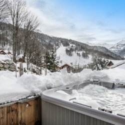 Chalet Cerf Rouge hot tub in the snow