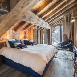 Traditional chalet bedroom