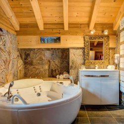 Chalet Laetitia bathroom with corner bubble bath