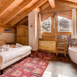 Chalet Laetitia double room with corner bath