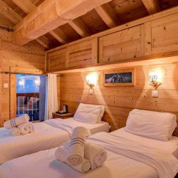 Chalet Laetitia twin bedroom with balcony