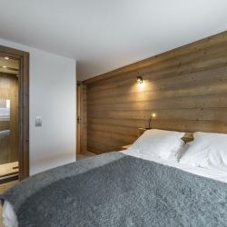 An ensuite bedroom in Apartment Le Glaciers 12 Meribel