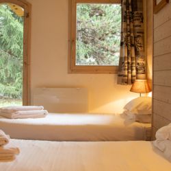 A twin bedroom in Chalet Le Cedre Blanc Meribel