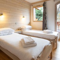 A bedroom in Chalet Le Cedre Blanc Meribel
