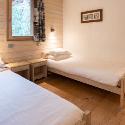 A twin bedroom in Chalet Le Cedre Blanc Meribel