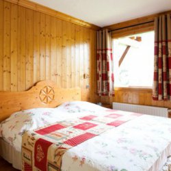 A Bedroom with balcony in Chalet Serpolet Meribel