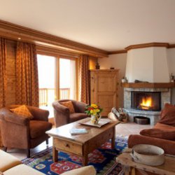 The living room with fireplace in Chalet Serpolet Meribel