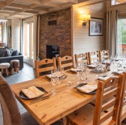The dining area in Le Chalet Cedre Blanc Meribel