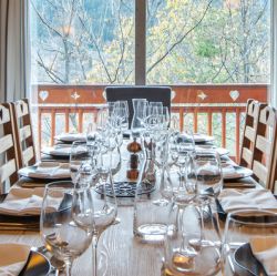 The dining area in Chalet Le Cedre Blanc Meribel