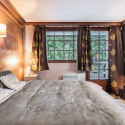 A bedroom wiith a double bed in Chalet Colorado Meribel