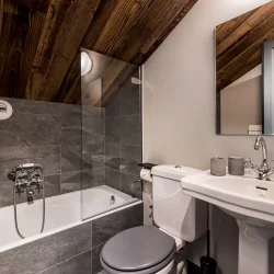 A bathroom in Chalet Tomkins Meribel