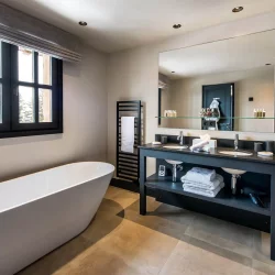 A spacious bathroom in Chalet Tomkins Meribel