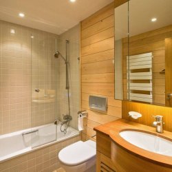 A bathroom in Chalet Eric Meribel Centre