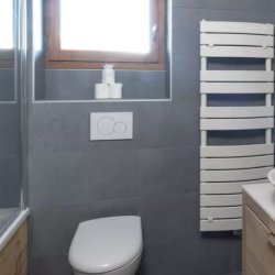 A bathroom in Chalet Rikiki Courchevel Moriond