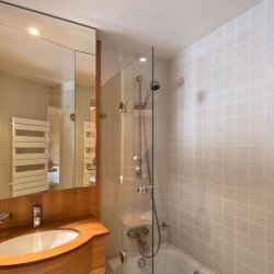 A bathroom in Chalet Eric Meribel Centre