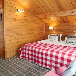 A spacious bedroom in Chalet La Combe Meribel