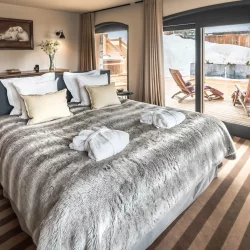 A luxury bedroom with balcony Chalet Tomkins in Meribel