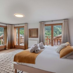 A spacious double bedroom in Chalet Etoile des Neiges Meribel