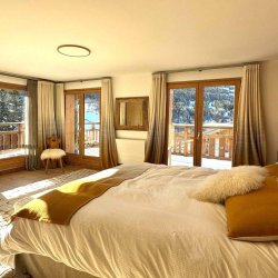 A bedroom with beautiful views in Chalet Etoile des Neiges Meribel