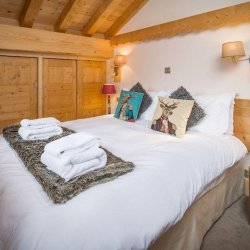 A double Bedroom in Chalet Bellacima Lodge Meribel