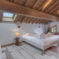 A spacious bedroom in Chalet Etoile des Neiges Meribel