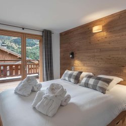 A double bedroom in Chalet Etoile des Neiges Meribel