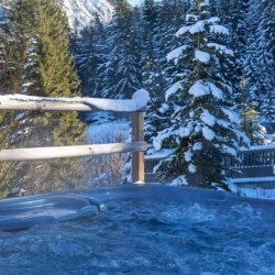 The outdoor hot tub at Chalet Rikiki in Courchevel Moriond