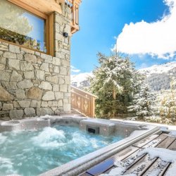 The outdoor hot tub at Chalet Phoebe in Meribel