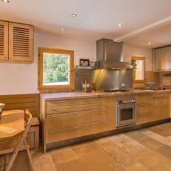 The fully equipped kitchen in Chalet Eric Meribel Centre