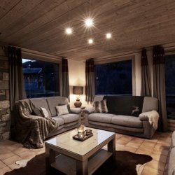 The spacious Living room with firepalce in Chalet Brenettes, Meribel