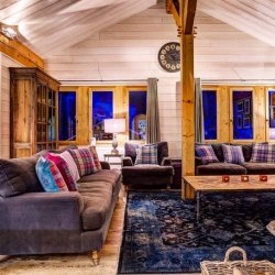 The spacious living room in Chalet Pasarale Meribel