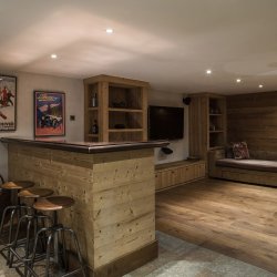 The TV room with a bar in Chalet Lapin Blanc Meribel