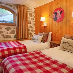 Twin bedroom in Chalet La Combe Meribel