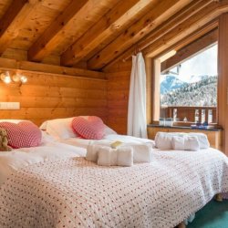 A Twin Bedroom in Chalet Matisse Bas La Tania