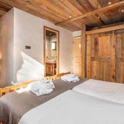 Twin bedroom with shower room and wc in Chalet Lou Trave Meribel