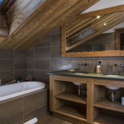 A bathroom in Chalet Lapin Blanc Meribel